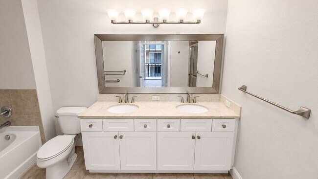 Building Photo - Annual 2/2 condo in luxury building downtown Sarasota!