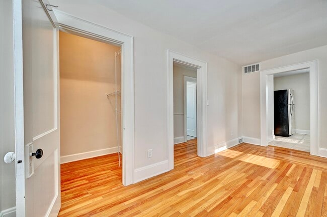 Building Photo - 832 St James Ave