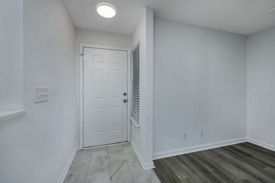 Building Photo - 2257 Essex Dr