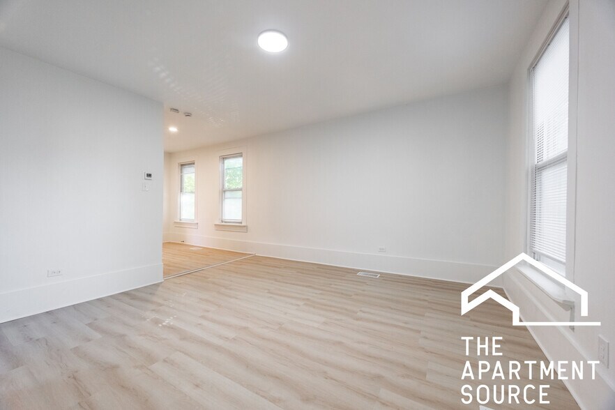 Building Photo - 2301 N Leavitt St