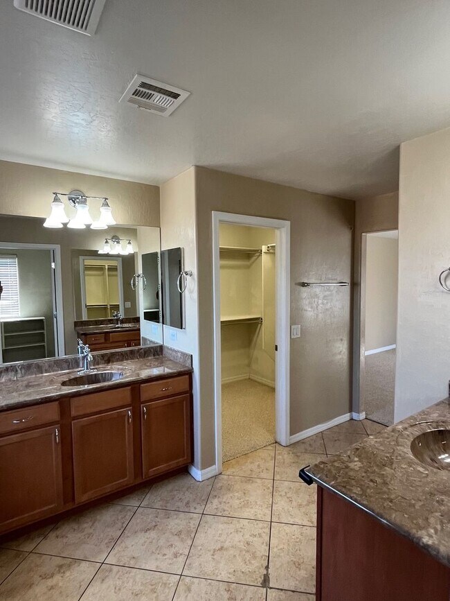 Building Photo - Wonderful 4-Bedroom Home with Loft & Den i...