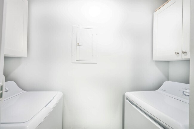 Building Photo - 7667 N Wickham Rd