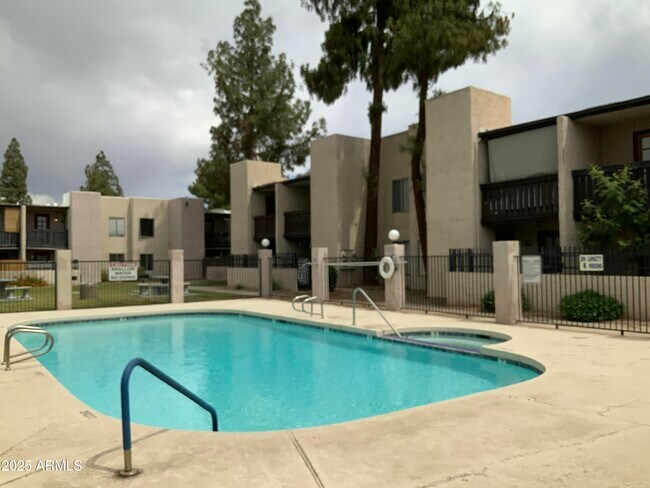 Building Photo - 1927 E Hampton Ave