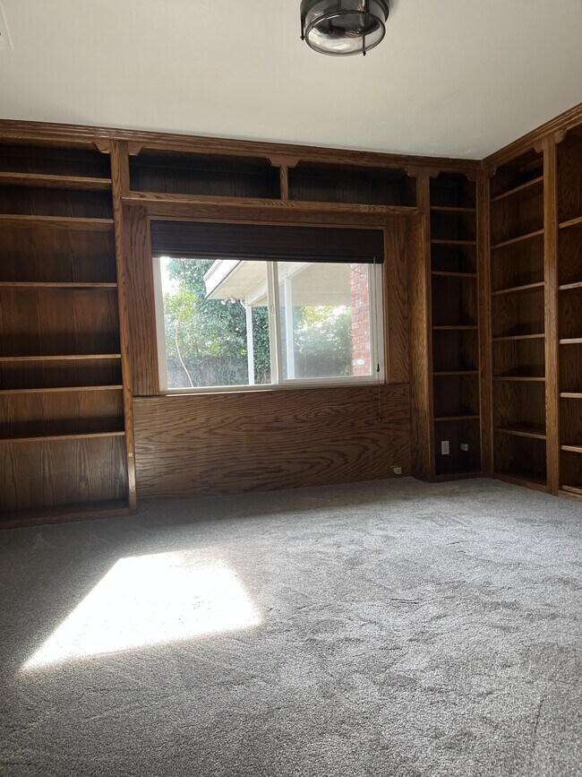 Building Photo - 608 Bird St