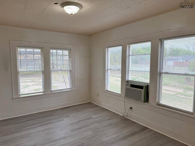 Building Photo - 1818 Collins Ave