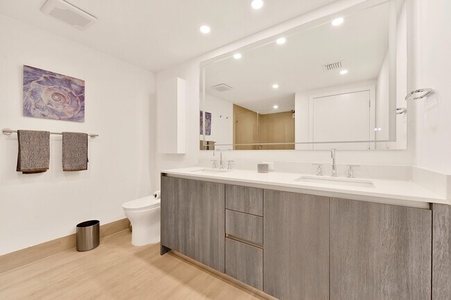 Building Photo - 111 SE 1st Ave