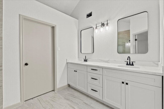 Building Photo - 10912 W Dogwood Dr