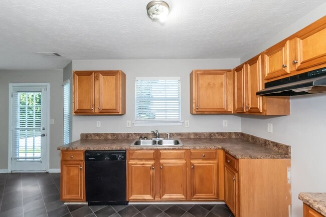 Building Photo - Impressive 4 bed, 2.5 bath Home.