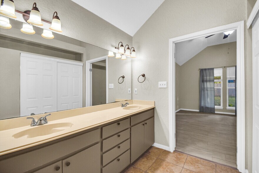 Building Photo - 1236 Sagebrush St