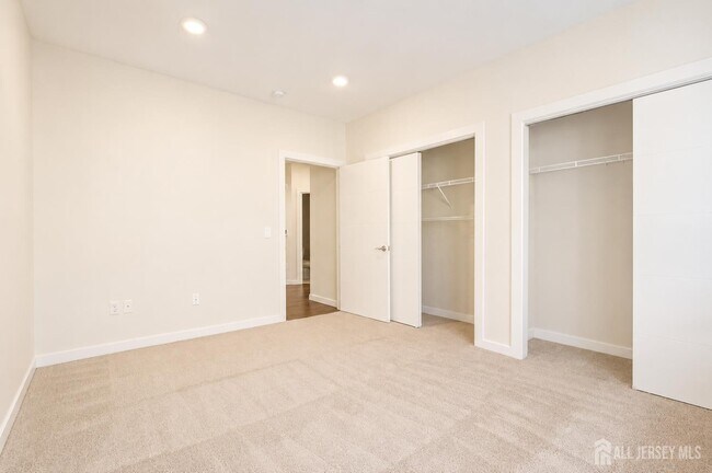 Building Photo - 723 Lorhan Dr