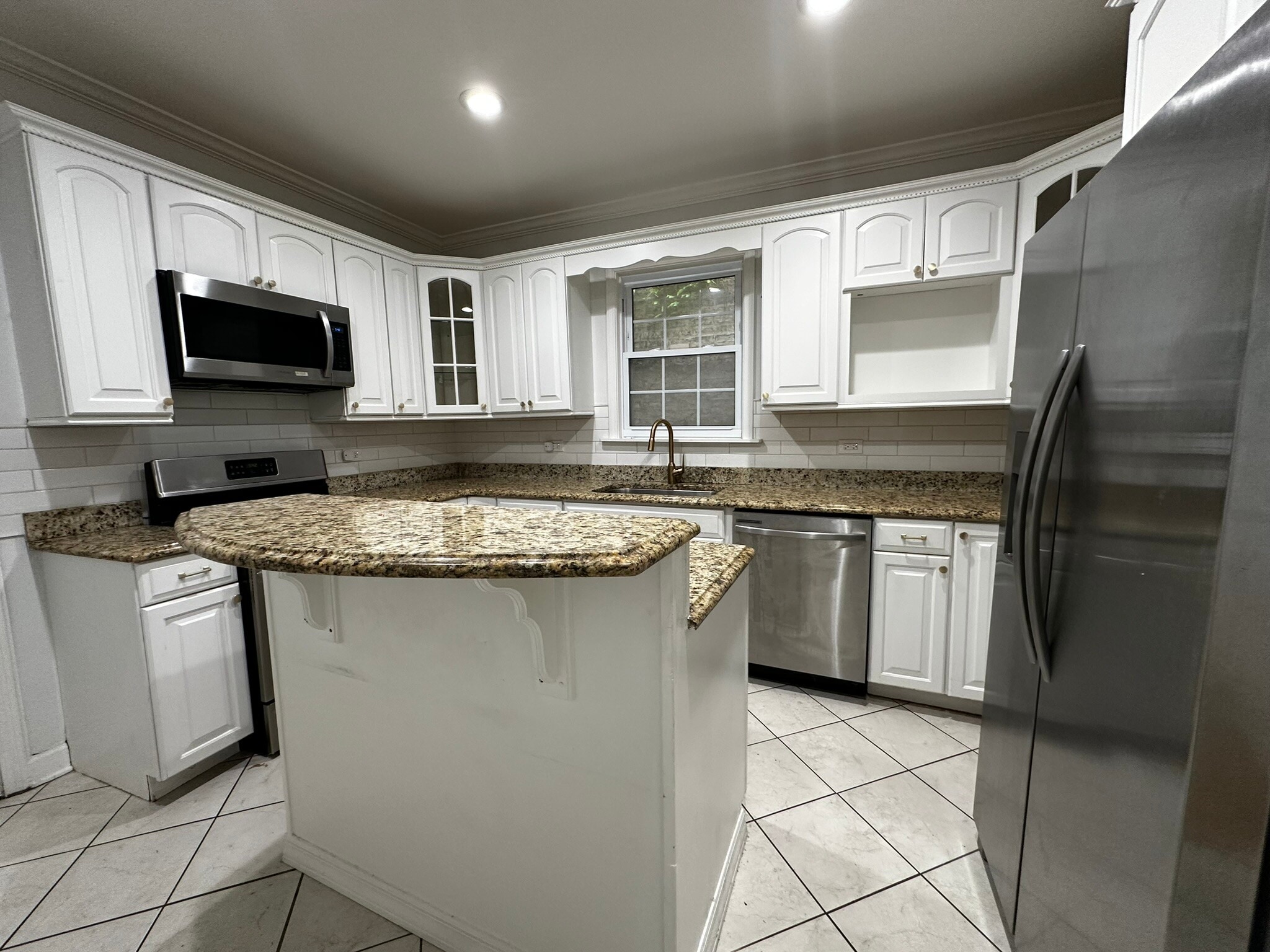 Kitchen Alternate - 2451 N Monticello Ave