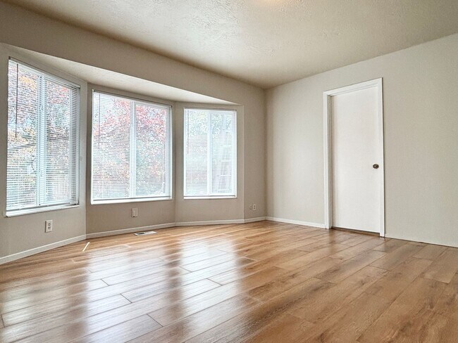 Building Photo - Awesome Split Entry with New Paint & Floor...