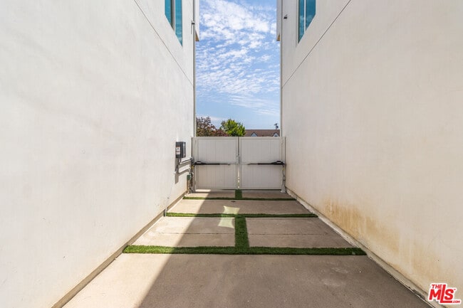 Building Photo - 4295 1/2 Tujunga Ave