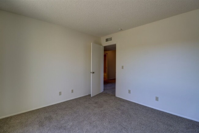 Building Photo - Townhome between Downtown and Thumb Butte!