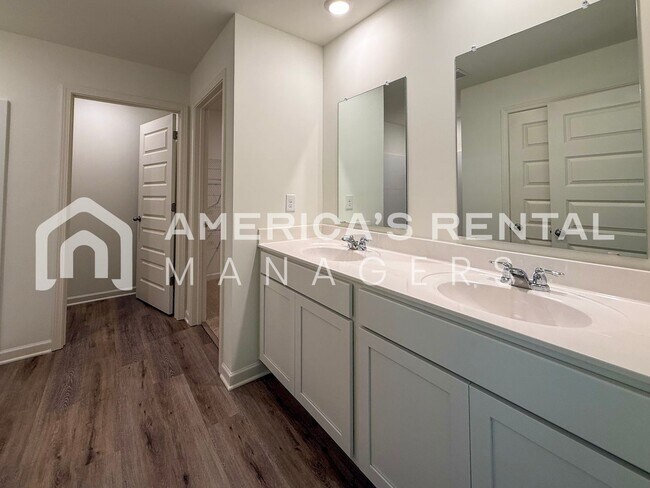 Building Photo - Home for rent in Chelsea! - SIGN A 13 MONTH LEASE BY 06/30/26 TO RECEIVE A $250 DISCOUNT ON YOUR ...