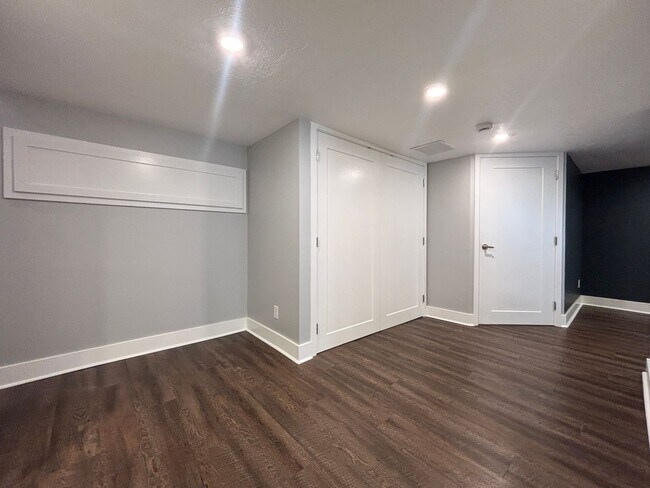 Building Photo - Stunning Remodel Near 9th & 9th!