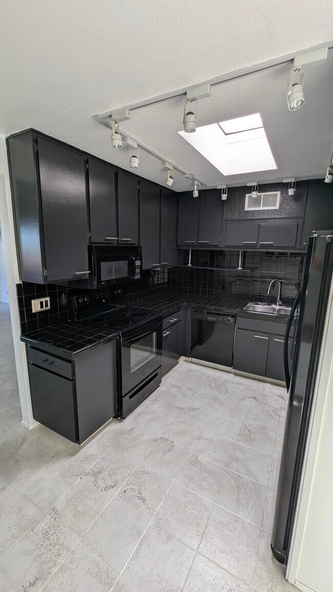 Building Photo - 425 Bradshaw E Ln