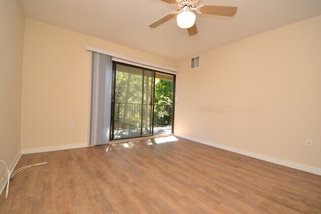 Building Photo - Lovely Winter Springs Condo ~ Vinyl Plank Flooring and Large Screened Patio!