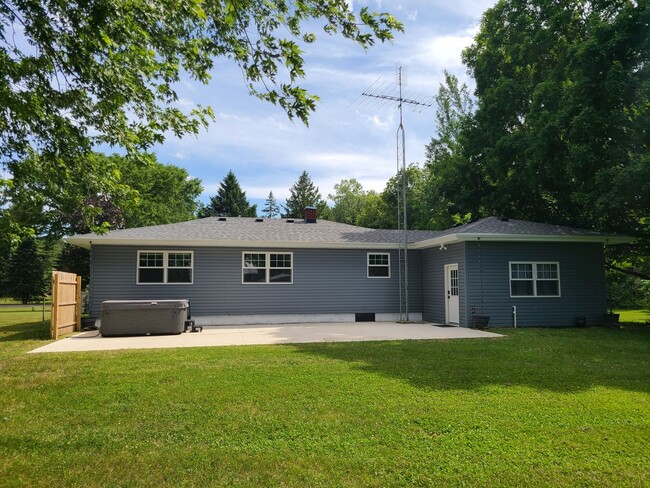 Building Photo - Three Bedroom, One Bath House in Benton Ha...