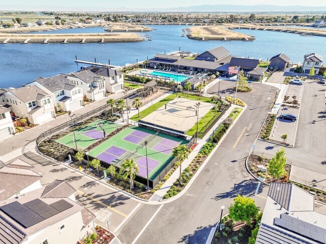 Building Photo - Waterfront Beauty