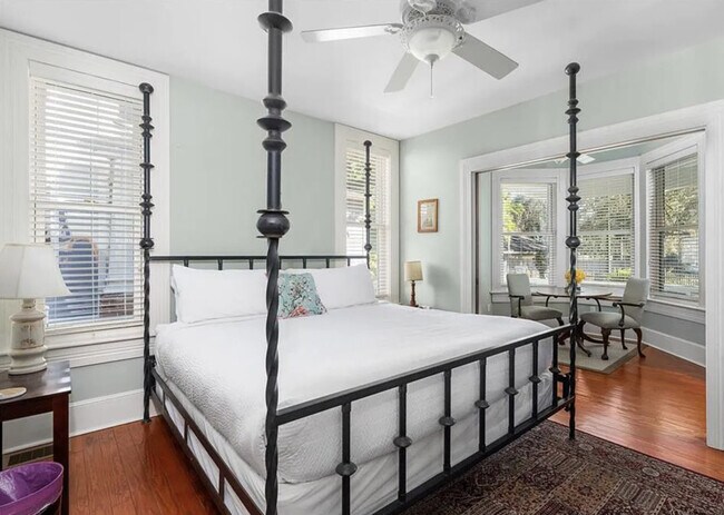 Building Photo - 205 SE 7th St