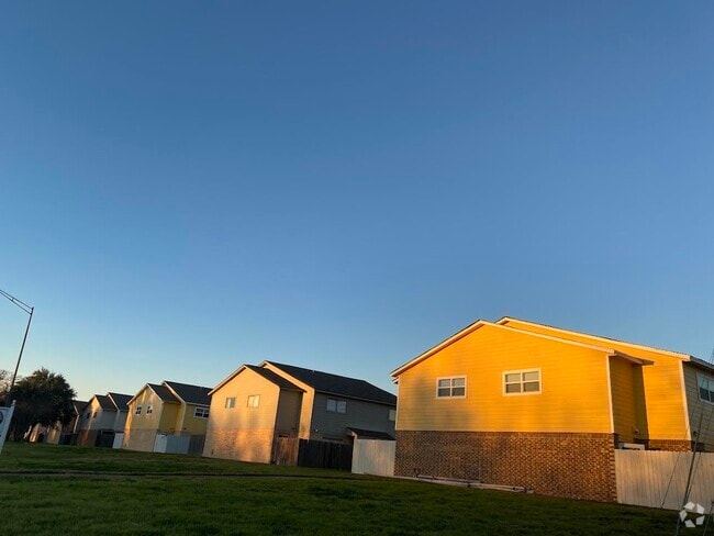 Building Photo - 2815 Longmire Dr