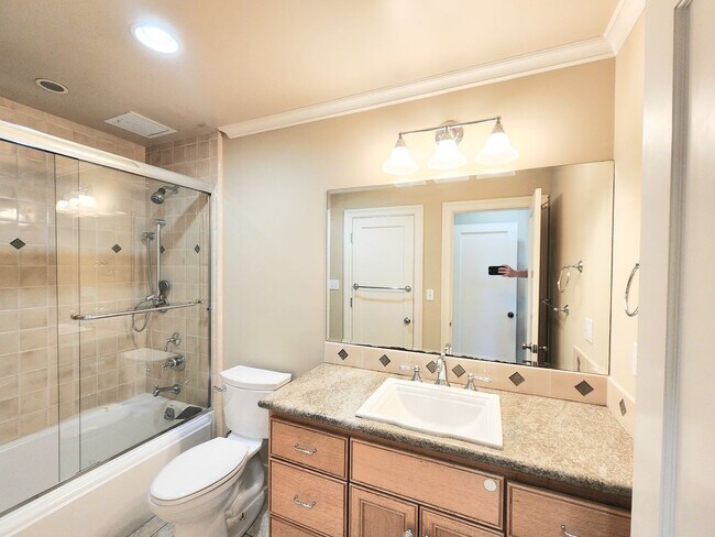 Building Photo - Elegant, spacious home in San Mateo