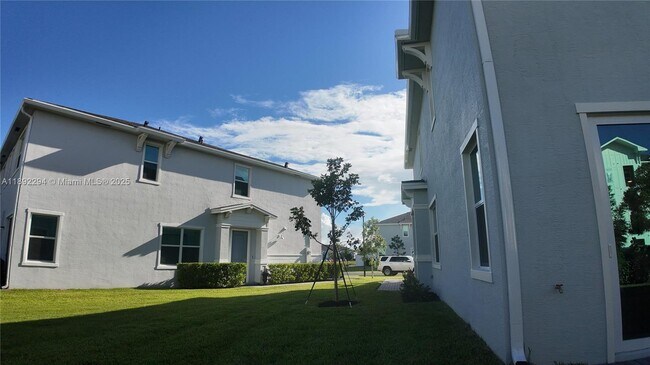 Building Photo - 830 SE grovebush Ln