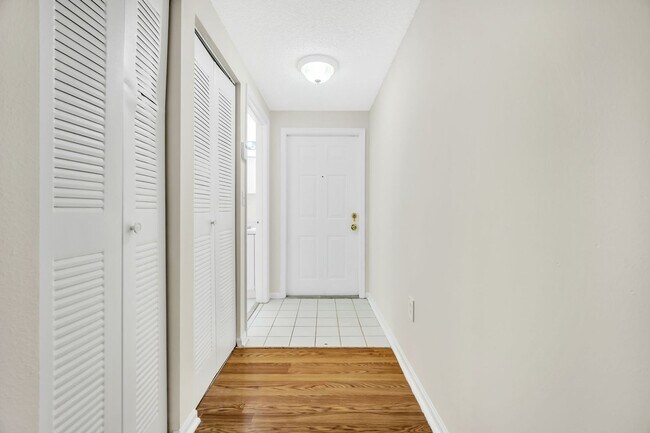 Building Photo - Your Dream Davie Home Awaits – 2 Bed/2 Bath!