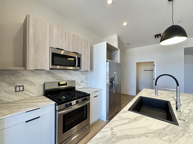 Building Photo - 6340 W Belmont Ave