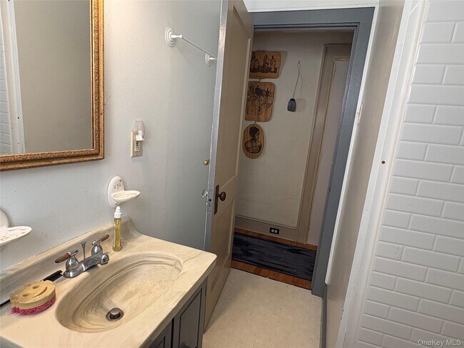 Building Photo - 8 Marshall Rd