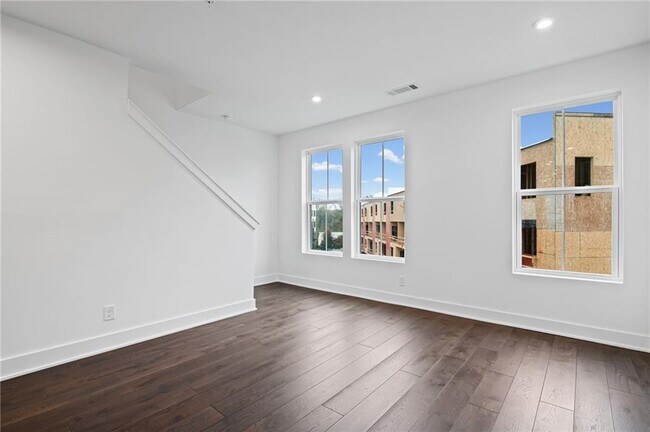 Building Photo - 201 New St