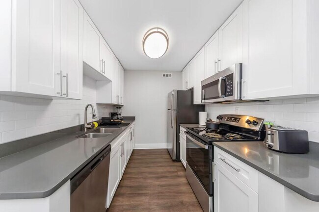 Building Photo - 4404 W Kennedy Blvd