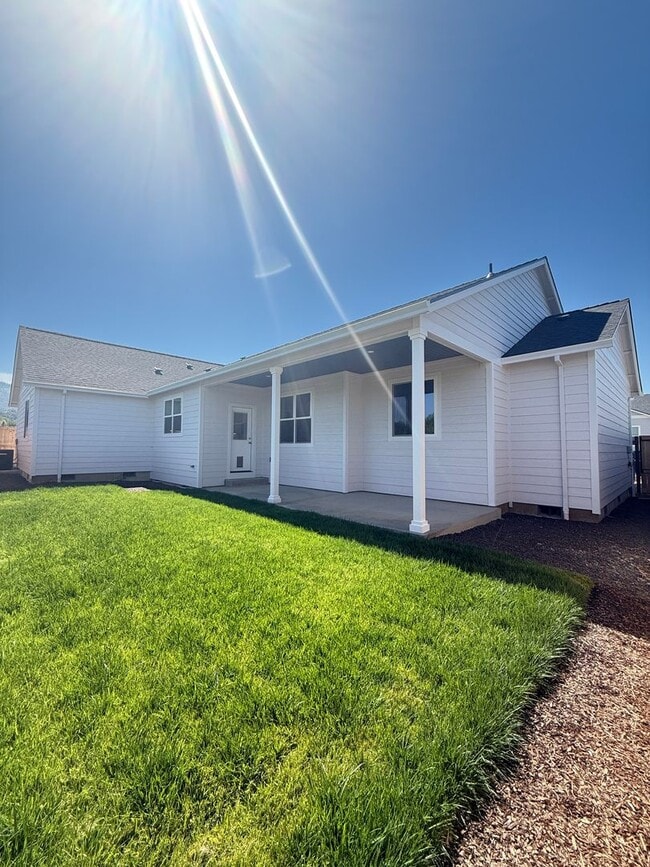 Building Photo - Beautiful New 3 Bed, 2 Bath Home in Northeast Medford