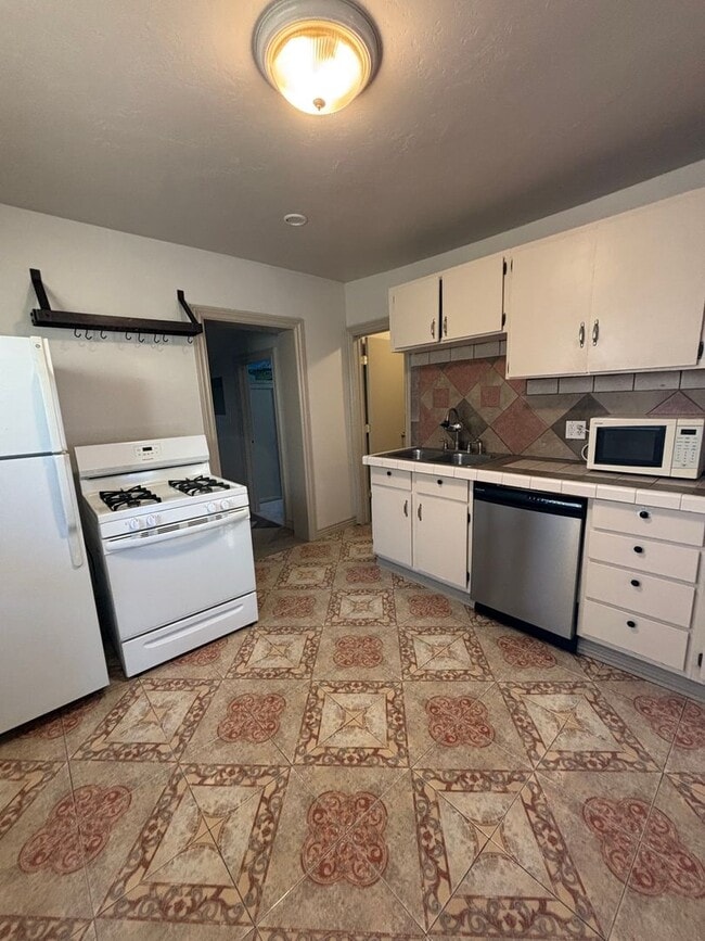 Building Photo - Salt Lake Cottage home 3 bed, 2 baths