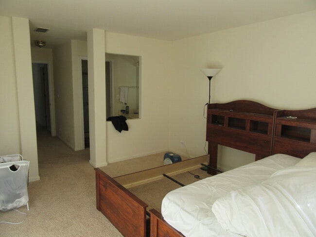 Building Photo - 440 E Thornhill Ln