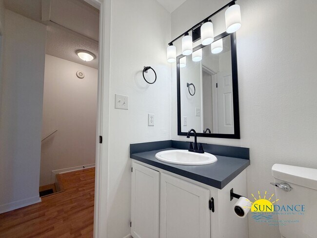 Building Photo - Charming 2BR townhome just steps from beautiful Cinco Bayou in Fort Walton Beach!