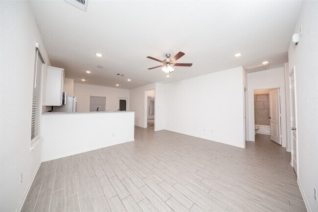 Building Photo - 31206 Whitfield Ct