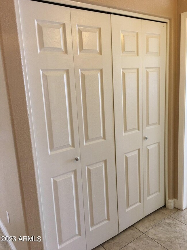 Building Photo - 623 W Greentree Dr