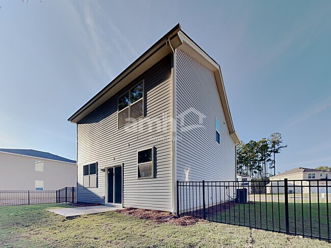 Building Photo - 608 W Lionel Rd