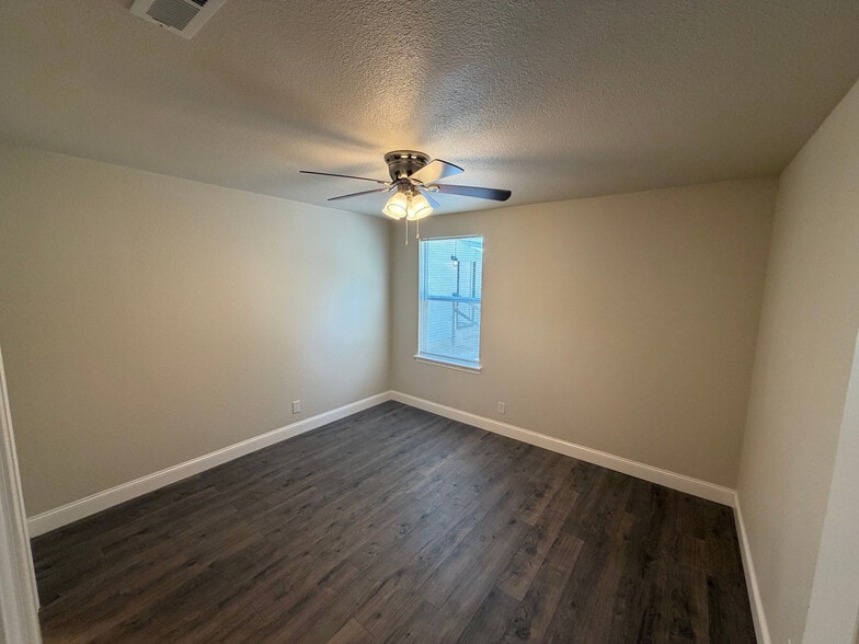 Building Photo - Room in Single Family Home on Houston St