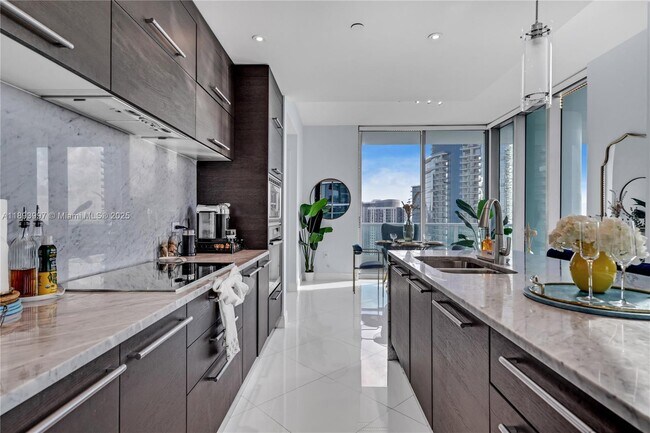 Building Photo - 900 Biscayne Blvd