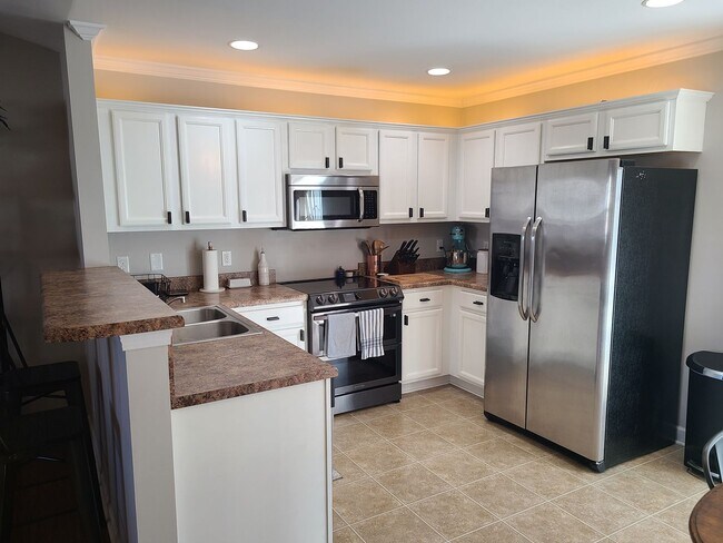 Building Photo - 3 Bedroom, 2 bath home located in The Land...