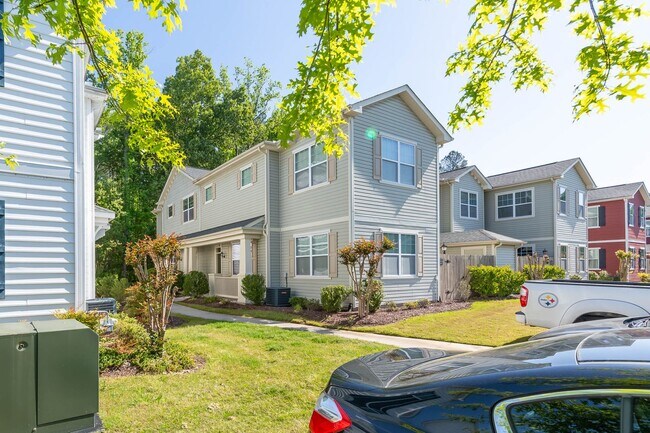 Building Photo - 2404 Leytonstone Dr