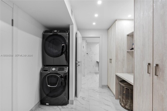 Building Photo - 2030 S Ocean Dr