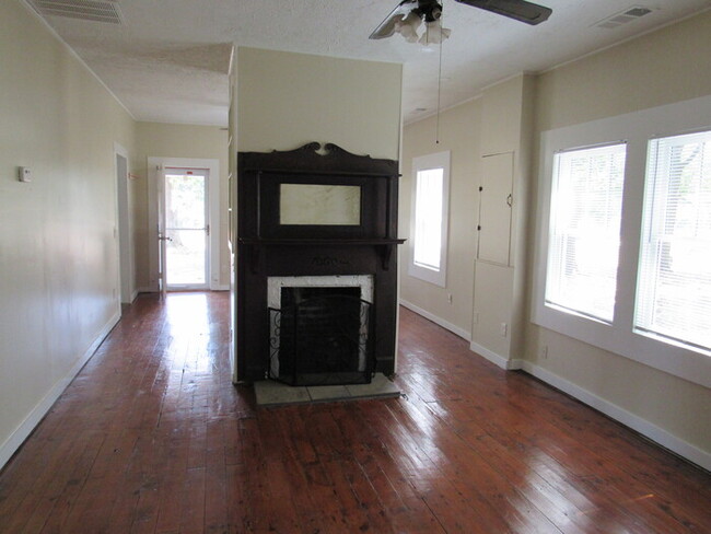 Building Photo - Cute 2 BR/ 1 BA in North Forsyth!