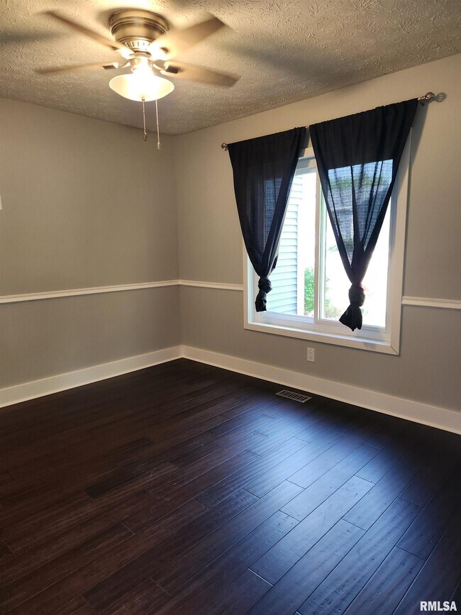 Building Photo - 3439 N Willow Ct