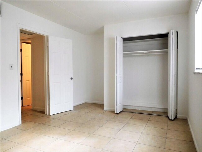 Building Photo - 1 Bedroom Apartment in Arlington Square Garden!