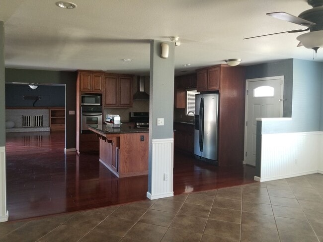 Building Photo - Charming 3 bedroom 2 bathroom home located...