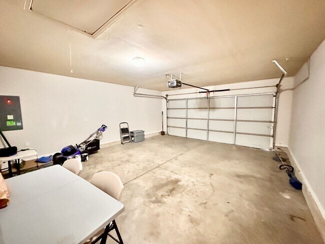 Building Photo - Newer 3 Bedroom off I-240